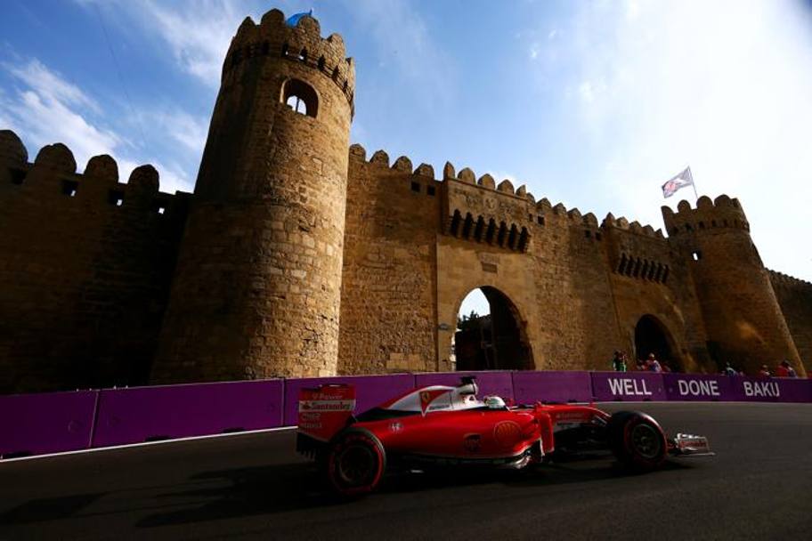 Vettel davanti alle mura del Castello. Getty